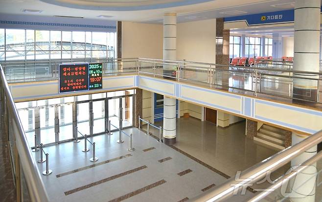 (평양 노동신문=뉴스1) = 북한 노동당 기관지 노동신문이 12일 강원도 항구도시인 원산시에 갈마역이 준공됐다고 보도했다. [국내에서만 사용가능. 재배포 금지. DB 금지. For Use Only in the Republic of Korea. Redistribution Prohibited] rodongphoto@news1.kr