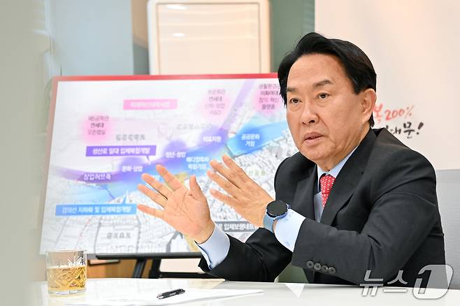 이성헌 서대문구청장이 뉴스1과 인터뷰를 하고 있다.(서대문구청 제공)