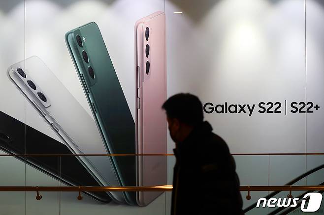 서울 서초구 삼성 딜라이트에 갤럭시S22 시리즈 홍보용 광고판이 설치돼 있다. 2022.2.24/뉴스1 ⓒ News1 민경석 기자