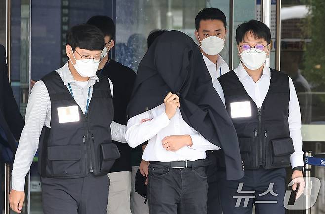 의료계 집단행동에 동참하지 않은 의사·의대생의 신상 정보가 담긴 블랙리스트 '감사한 의사'를 유포한 사직 전공의 정 모씨가 20일 서울 서초구 서울중앙지법에서 열린 구속 전 피의자 심문(영장실질심사)을 마친 뒤 경찰과 함께 이동하고 있다. 2024.9.20/뉴스1 ⓒ News1 장수영 기자