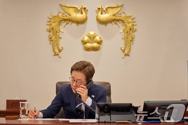 이재명 대통령이 11일 서울 용산구 대통령실 청사 집무실에서 페트르 피알라 체코 총리와 전화 통화를 하고 있다. (대통령실 제공. 재판매 및 DB 금지) 2025.6.11/뉴스1 ⓒ News1 박지혜 기자