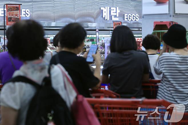 30입 계란 한 판 4,990원 단 하루 특가 행사가 열린 12일 오전 서울 중구 한강대로 롯데마트 제타플렉스 서울역점을 찾은 고객들이 마트 오픈을 기다리고 있다. 2025.6.12/뉴스1 ⓒ News1 박정호 기자