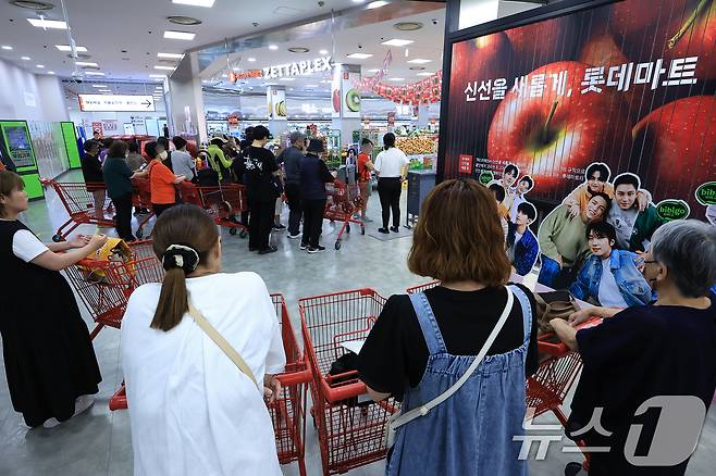 30입 계란 한 판 4,990원 단 하루 특가 행사가 열린 12일 오전 서울 중구 한강대로 롯데마트 제타플렉스 서울역점을 찾은 고객들이 마트 오픈을 기다리고 있다. 2025.6.12/뉴스1 ⓒ News1 박정호 기자