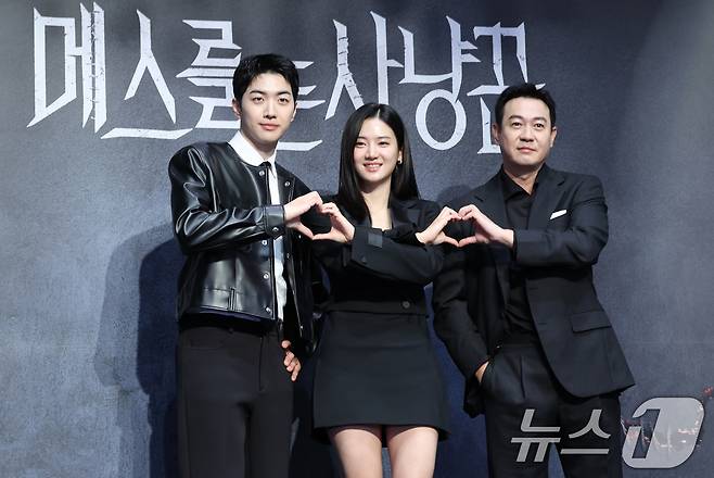 배우 강훈(왼쪽부터)과 박주현, 박용우가 12일 서울 구로구 라마다서울신도림호텔에서 열린 STUDIO X+U 새 미드폼 드라마 '메스를 든 사냥꾼' 제작발표회에서 포즈를 취하고 있다. '메스를 든 사냥꾼'은 부검대 위에서 20년 전 죽은 줄 알았던 아빠이자 연쇄살인마 '재단사'의 익숙한 살인 방식을 발견한 부검의 세현(박주현 분)이 아빠의 먹잇감이 되지 않기 위해 경찰 정현(강훈 분)보다 먼저 그를 찾기 위해 나서는 범죄 스릴러다. 2025.6.12/뉴스1 ⓒ News1 권현진 기자