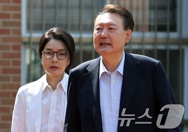 윤석열 전 대통령과 김건희 여사가 제 21대 대통령 선거일인 3일 오전 서울 서초구 원명초등학교에 마련된 서초4동 제3투표소에서 투표를 하기 위해 이동하고 있다. (공동취재) 2025.6.3/뉴스1 ⓒ News1 김명섭 기자