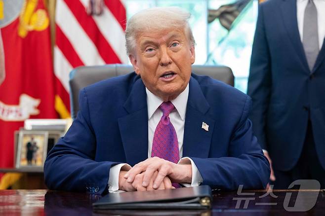 도널드 트럼프 미국 대통령이 10일(현지시간) 워싱턴DC 백악관 오벌오피스에서 캘리포니아주 로스앤젤레스(LA)에 주방위군을 투입한 것과 관련, "연방정부가 군부대 투입을 통해 개입하지 않았다면 올해 초 산불 때처럼 LA가 불타고 있었을 것＂이라고 주장하고 있다. 2025.06.10 ⓒ AFP=뉴스1 ⓒ News1 류정민 특파원