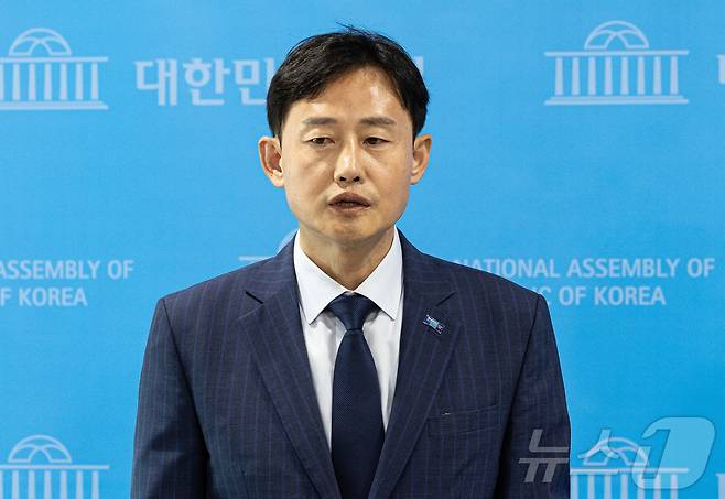 윤재관 조국혁신당 대변인이 12일 오후 서울 여의도 국회 소통관에서 특검 후보 추천 관련 브리핑을 하고 있다. 이날 브리핑에서 조국혁신당은 내란특검 후보자에 한동수 전 대검찰청 감찰부장을, 김건희특검 후보자에 심재철 전 서울남부지검장을, 채해병특검 후보자에 이명현 전 합참 법무실장을 각각 추천했다. 2025.6.12/뉴스1 ⓒ News1 이재명 기자
