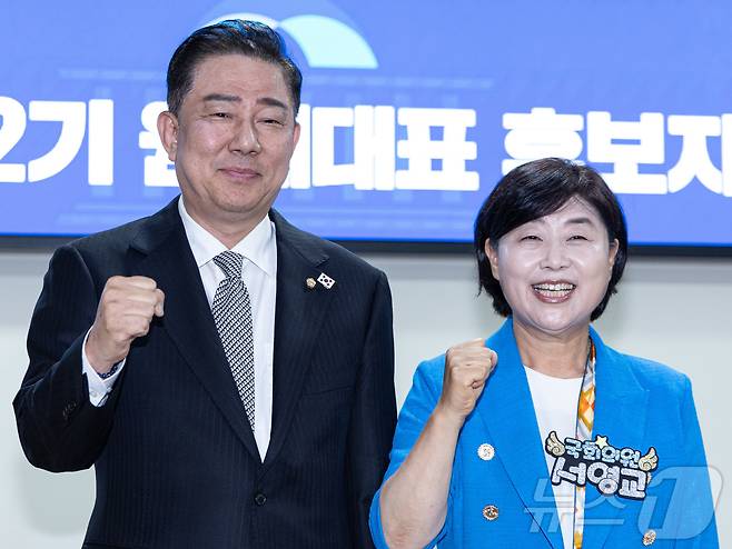 김병기·서영교 더불어민주당 원내대표 후보가 10일 오후 서울 여의도 국회 의원회관에서 열린 제22대 국회 민주당 제2기 원내대표 선출 합동토론회에서 포토타임을 갖고 있다. 2025.6.10/뉴스1 ⓒ News1 이재명 기자