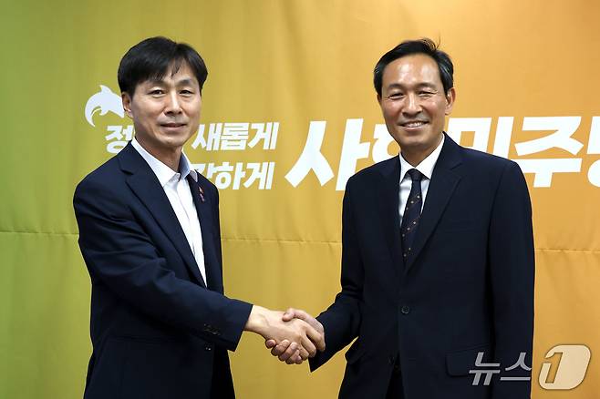 한창민 사회민주당 대표가 12일 오후 서울 여의도 국회를 찾은 우상호 대통령실 정무수석을 접견하며 악수하고 있다. (사회민주당 제공 재판매 및 DB금지)2025.6.12/뉴스1