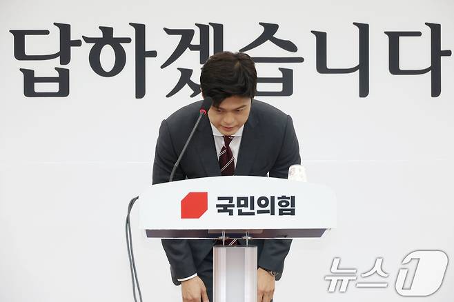 김용태 국민의힘 비상대책위원장이 12일 오전 서울 여의도 국회에서 '검찰해체 4법'과 관련해 입장을 발표하는 기자회견을 마친뒤 인사하고 있다. 지난 11일 더불어민주당은 검찰청 폐지와 권한 분리를 골자로 한 4개 법안을 발의했다. 2025.6.12/뉴스1 ⓒ News1 이광호 기자