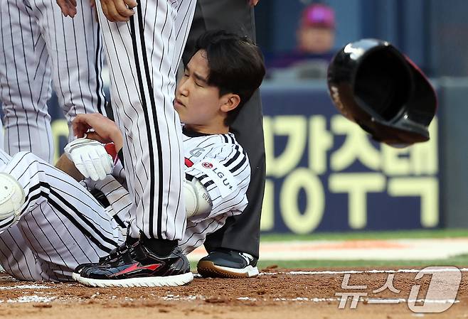 12일 오후 서울 송파구 잠실야구장에서 열린 프로야구 '2025 신한 SOL뱅크 KBO 리그' SSG 랜더스와 LG 트윈스의 경기, 2회말 LG 선두타자 구본혁이 SSG 선발투수 전영준의 투구에 몸에 맞은 뒤 그라운드에 누워 헬멧을 내던지고 있다. 2025.6.12/뉴스1 ⓒ News1 이동해 기자