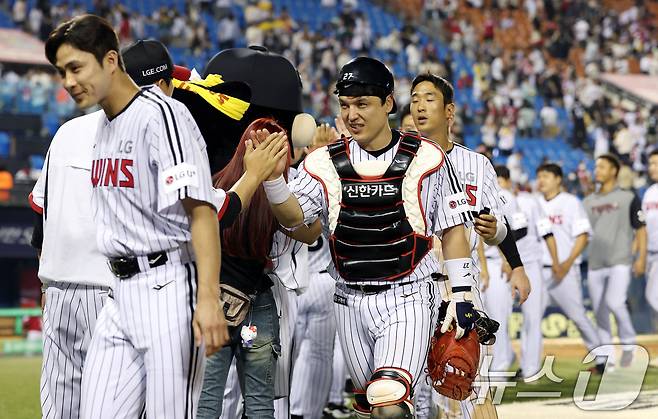 12일 오후 서울 송파구 잠실야구장에서 열린 프로야구 '2025 신한 SOL뱅크 KBO 리그' SSG 랜더스와 LG 트윈스의 경기에서 8대6으로 승리를 거둔 LG 선수들이 기쁨을 나누고 있다. 2025.6.12/뉴스1 ⓒ News1 이동해 기자