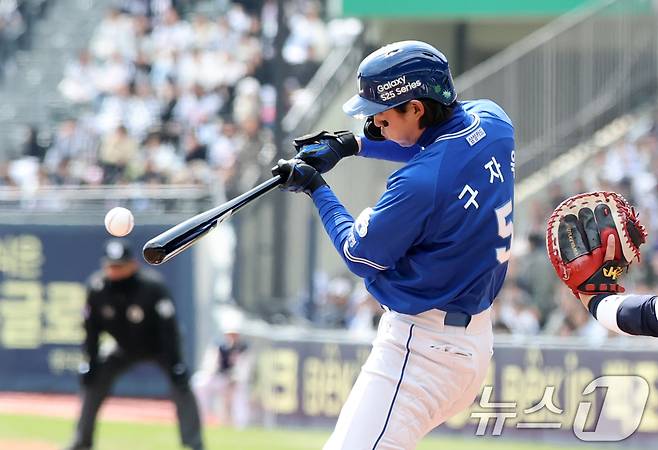 30일 오후 서울 송파구 잠실야구장에서 열린 프로야구 '2025 신한 SOL 뱅크 KBO리그' 삼성라이온스와 두산베어스의 경기에서 1회초 삼성 공격 무사 주자1,3루 상황 구자욱이 1타점 적시타를 치고 있다. 2025.3.30/뉴스1 ⓒ News1 이승배 기자