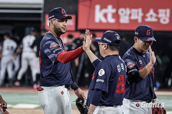 레이예스가 김태형 감독과 하이파이브를 하고 있다. 사진 | 롯데 자이언츠