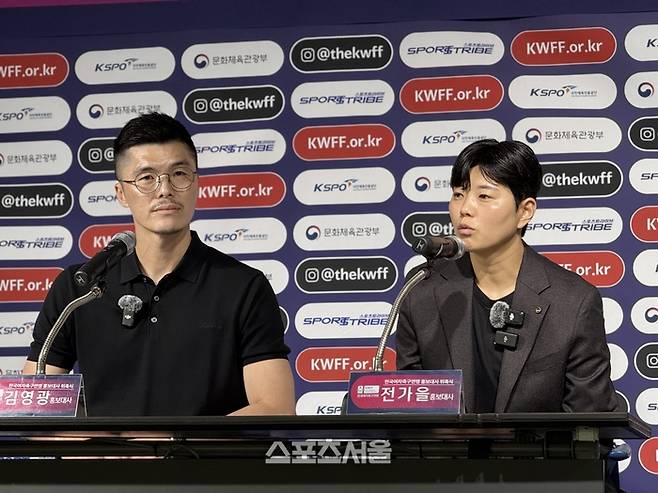 김영광과 전가을이 12일 축구회관에서 열린 홍보대사 위촉식에서 발언하고 있다. 정다워 기자