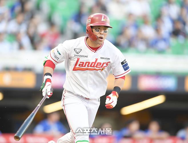 SSG 한유섬이 4일 인천SSG랜더스필드에서 열린 2025 KBO리그 삼성과 경기 2회말 타격 후 1루로 달려나가고 있다. 중견수 플라이 아웃. 문학 | 최승섭기자 thunder@sportsseoul.com