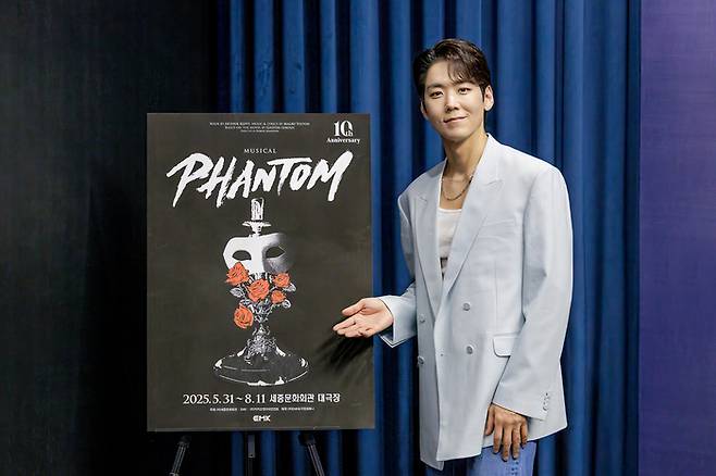 뮤지컬 배우 카이가 뮤지컬 ‘팬텀’의 가면이 주는 의미에 대해 감정을 표출하는 도구라고 소개했다. 사진 | EMK뮤지컬컴퍼니