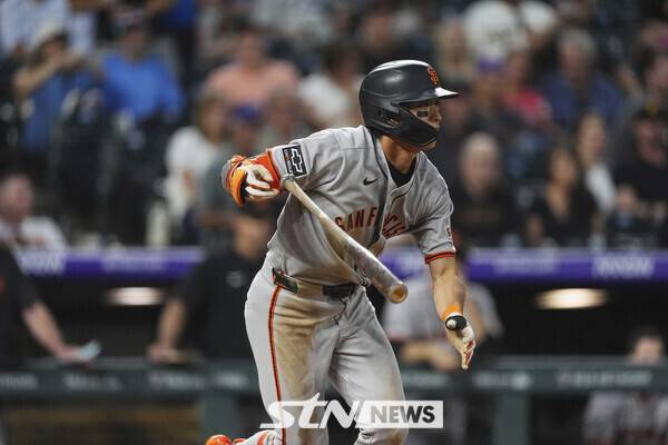 샌프란시스코 자이언츠의 이정후가 10일(현지 시간) 미 콜로라도주 덴버의 쿠어스 필드에서 열린 2025 메이저리그 콜로라도 로키스와의 경기 7회 초 투수 앞 땅볼을 치고 있다. 이정후는 5타수 1안타 2득점 1삼진을 기록했고 샌프란시스코는 6-5로 승리했다. 사진┃뉴시스/AP