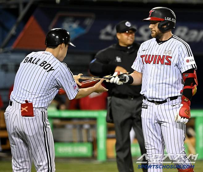 부러뜨린 배트를 배트보이에게 건네는 오스틴