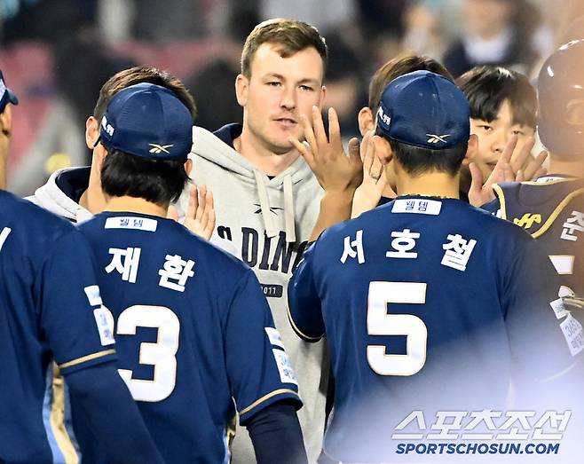 24일 잠실야구장에서 열린 NC와 LG의 경기, NC가 3대1로 승리하며 1위 LG에 시즌 첫 루징시리즈를 안겼다. 시즌 3승째를 거둔 NC 라일리가 승리의 기쁨을 나누고 있다. 있다. 잠실=허상욱 기자wook@sportschosun.com/2025.04.24/