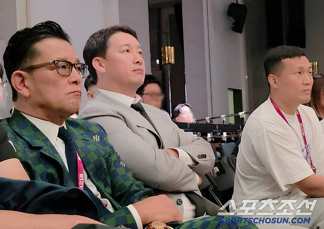 사카키바라 노부유키 라이진FF 대표, 정문홍 로드FC 회장, 정찬성 ZFN 대표(왼쪽부터)가 경기를 지켜보고 있다. 사진제공=로드FC