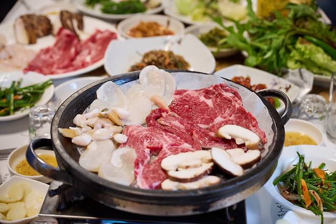 ◇장흥삼합 전문점 취락에서는 현지 식재료를 활용한 음식을 맛 볼 수 있다. 사진제공=지엔씨21