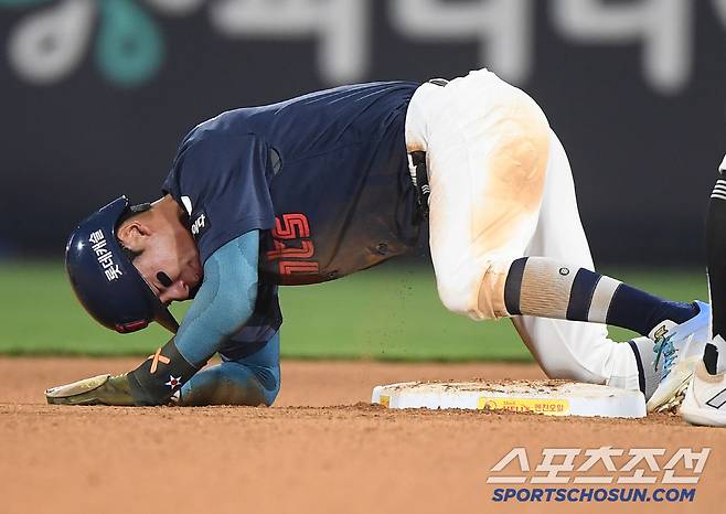 12일 수원 KT위즈파크에서 열린 롯데-KT전. 10회초 1사 1루 고승민 타석에서 1루주자 장두성이 견제구가 빠지자 2루로 진루했다. 하지만 그 상황에서 부상을 당해 고통스러워하고 있다. 수원=정재근 기자 cjg@sportschosun.com/2025.6.12/