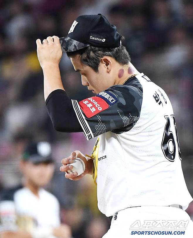 12일 수원 KT위즈파크에서 열린 롯데-KT전. 10회초 등판한 박영현이 4타자 연속 볼넷을 내주며 실점한 후 아쉬워하고 있다. 수원=정재근 기자 cjg@sportschosun.com/2025.6.12/