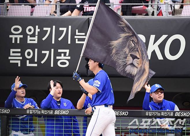 12일 광주 기아챔피언스필드에서 열린 KBO리그 KIA와 삼성의 경기. 1회초 삼성 구자욱이 KIA 윤영철을 상대로 투런홈런을 날렸다. 동료들의 축하를 받고 있는 구자욱. 광주=송정헌 기자songs@sportschosun.com/2025.06.12/