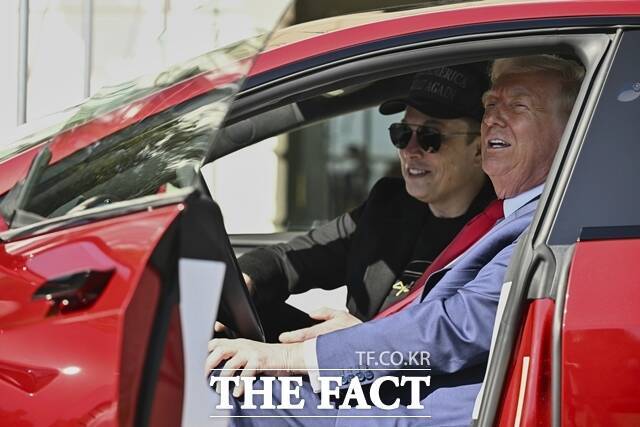 일론 머스크가 SNS를 통해 도널드 트럼프 미국 대통령에게 공개 사과했다. 사진은 지난 3월 도널드 트럼프 미국 대통령과 일론 머스크 테슬라 최고경영자가 테슬라 모델S에 앉아 기자들과 대화하고 있는 모습 /AP. 뉴시스