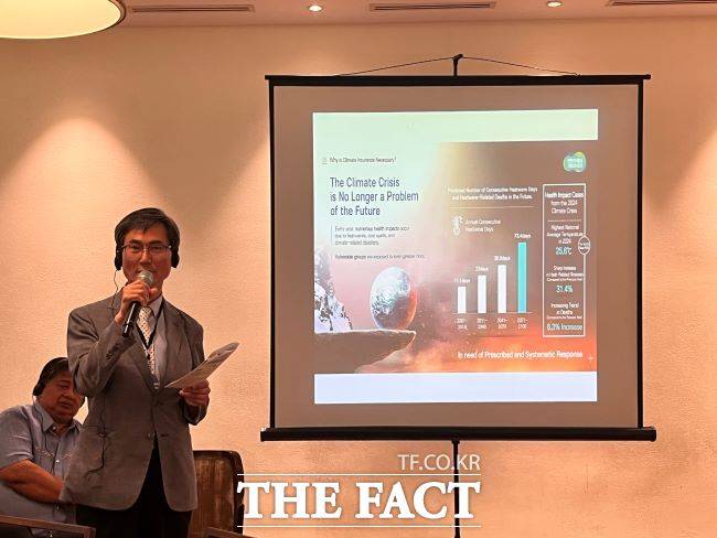 박대근 경기도 환경보건안전과장이 9~12일 필리핀 보라카이에서 열린 ‘세계지방정부연합 아시아·태평양지부(UCLG ASPAC) 회의’에서 ‘경기 기후보험’을 소개하고 있다./경기도