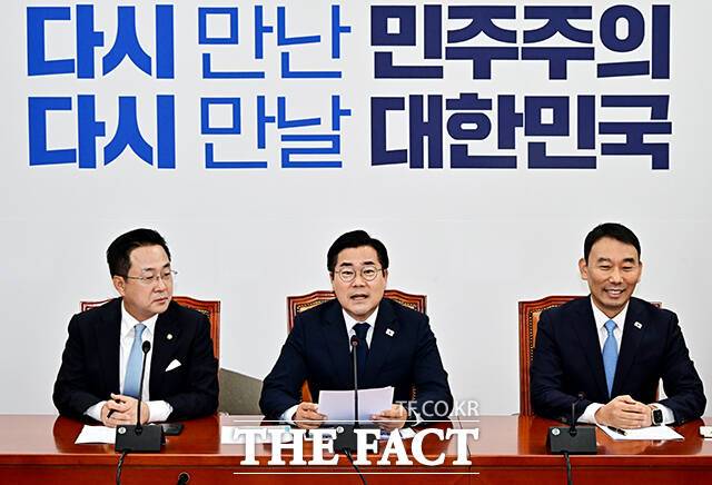 박찬대 더불어민주당 대표 직무대행 겸 원내대표(가운데)가 12일 오전 서울 여의도 국회에서 열린 고별 기자간담회에 참석해 모두발언을 하고 있다. /국회=배정한 기자