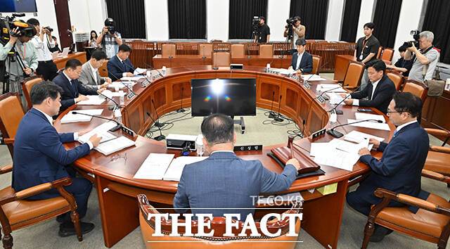 안건 상정하는 신성범 국회 정보위원장.