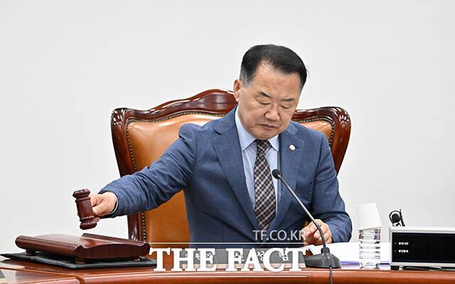 이종석 국가정보원장 후보자 인사청문요청안 상정하는 신성범 정보위원장.