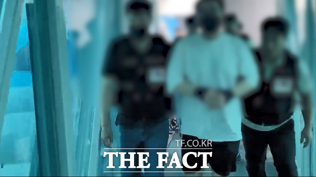 인천국제공항을 통해 송환되고 있는 마약 공급책 A(45) 씨. /경기남부경찰청