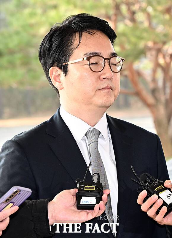 심우정 검찰총장이 3월 10일 오전 서울 서초동 대검찰청으로 출근하며 기자들의 질문을 들으며 생각에 잠겨 있다. /임영무 기자