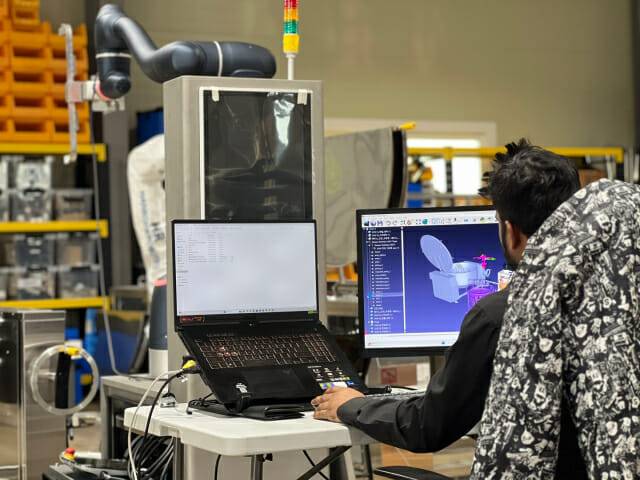 한국로보틱스 개발자가 본사에서 로봇을 살펴보고 있다. (사진=지디넷코리아 신영빈 기자)