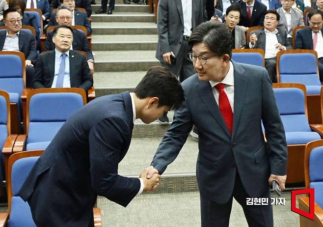 김용태 국민의힘 비상대책위원장과 원내대표직 사퇴를 선언한 권성동 원내대표가 9일 국회에서 열린 의원총회에 참석해 인사하고 있다. 김현민 기자