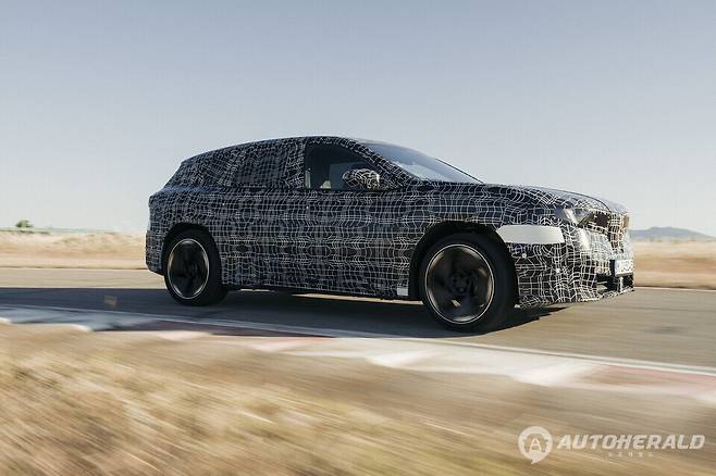 BMW가&nbsp; 새로운 전동화 비전인 '노이에 클라세'를 적용,&nbsp;1회 충전으로 최대 800km를 주행하는&nbsp;iX3 프로토타입을 공개했다. (BMW)