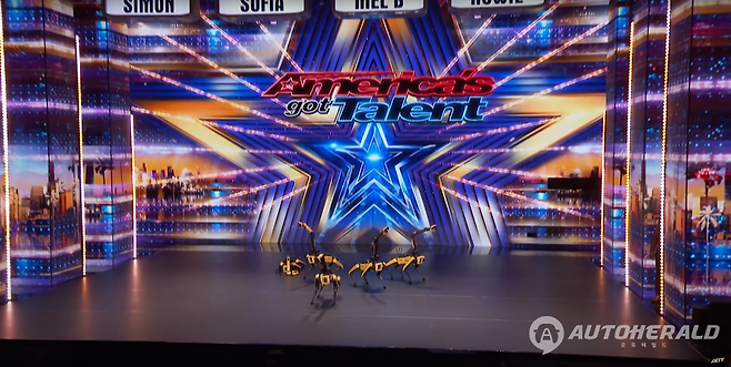 ​아메리카 갓 탤런트에서 공연하는 보스턴다이나믹스 스팟(아메리카 갓 탤런트 유튜브 캡처)