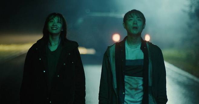 영화 ‘어브로드’에서 오로라를 보기 위해 함께 여행을 떠난 민지(임영주·왼쪽)와 태민(장성범)은 예상치 못한 사건에 휘말린다. 제27회 부천국제판타스틱영화제 2부문 수상작./스튜디오에이드