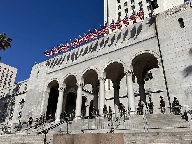 10일 LA 다운타운에 있는 연방 정부 건물을 지키고 있는 주방위군의 모습. 이날 시위대는 수차례 주방위군과 대치했고, 주방위군은 최루탄과 고무탄으로 대응했다./오로라 특파원