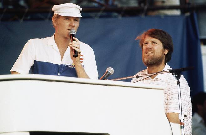 1983년 7월 8일 뉴욕 피어84에서 열린 콘서트에서 공연 중인 마이크 러브(왼쪽)와 브라이언 윌슨./AP연합뉴스