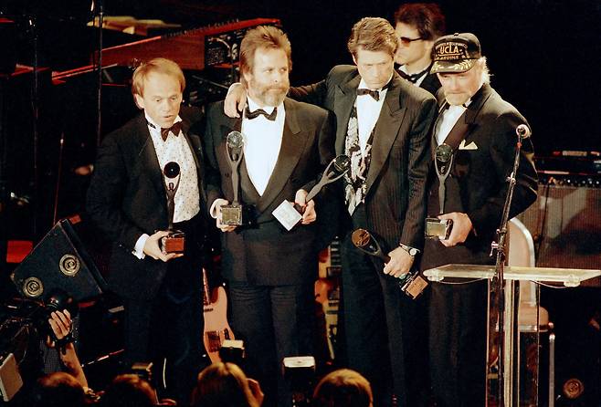 1988년 1월 21일 뉴욕 로큰롤 명예의 전당에 헌액된 비치보이스 멤버들이 트로피를 들고 있는 모습. 왼쪽부터 알 자딘, 칼 윌슨, 브라이언 윌슨, 마이크 러브./AP연합뉴스