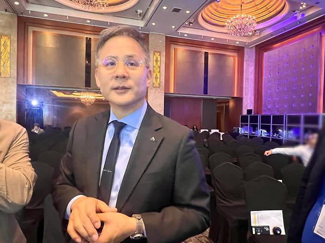 12일 서울 소공동 롯데호텔 서울에서 열린 '제16회 대륙간백화점협회(IGDS) 월드 백화점 서밋(WDSS 2025)'에서 김승환 아모레퍼시픽 대표가 기자들의 질문에 답하고 있다. /김은영 기자