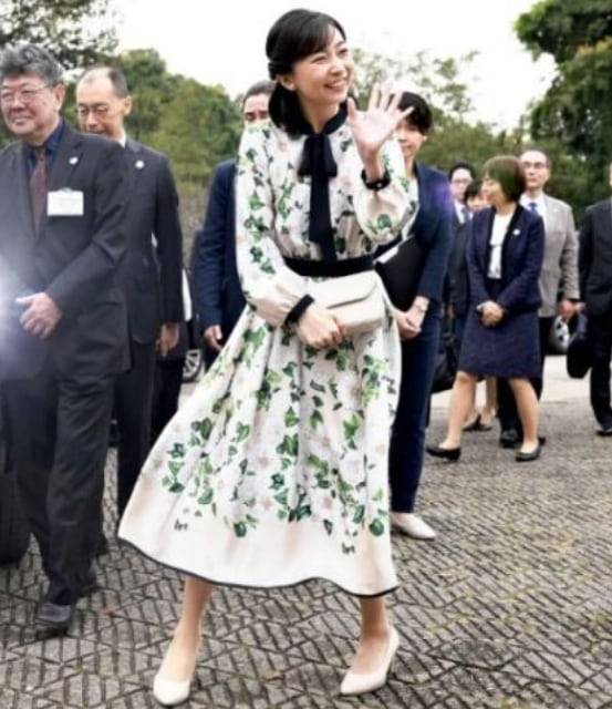 일본 내에서 ‘얼짱 공주’로 통하는 나루히토 일왕의 조카 가코 공주(왼쪽)가 지난 8일 브라질 공식 방문 중 착용한 원피스가 화제다./인터넷 캡처