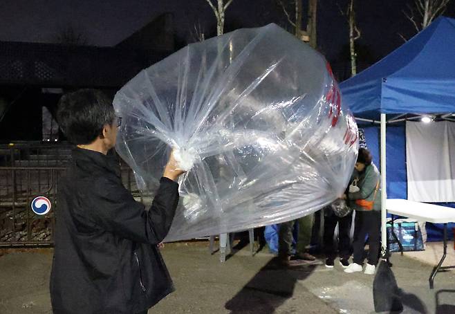 지난 5월 27일 납북자가족모임 회원들이 경기도 파주시 문산읍 임진각 평화랜드 펜스 뒤편에서 대북전단 살포 준비를 하고 있는 모습. /뉴스1