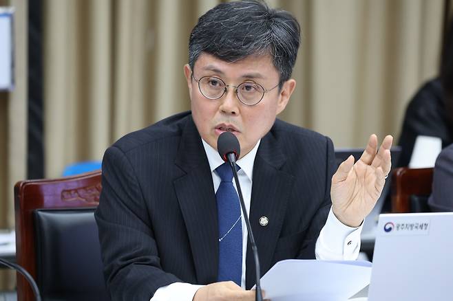 안도걸 더불어민주당 의원이 24일 정부광주지방합동청사에서 열린 국회 기획재정위원회 광주지방국세청 국정감사에서 질의하고 있다. /뉴스1