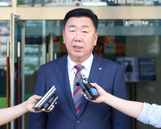오송 지하차도 참사와 관련해 중대재해처벌법상 중대시민재해 혐의로 기소된 이범석 청주시장이 12일 오후 청주지법 앞에서 첫 재판을 앞두고 기자들을 만나 질문에 답하고 있다. 연합뉴스
