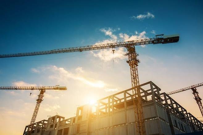 국토교통부와 대한건설단체총연합회는 12일 2025년 건설동행위원회 제1차 회의를 개최하고, 건설산업 이미지 개선을 위한 로드맵을 마련했다고 밝혔다.ⓒ게티이미지뱅크